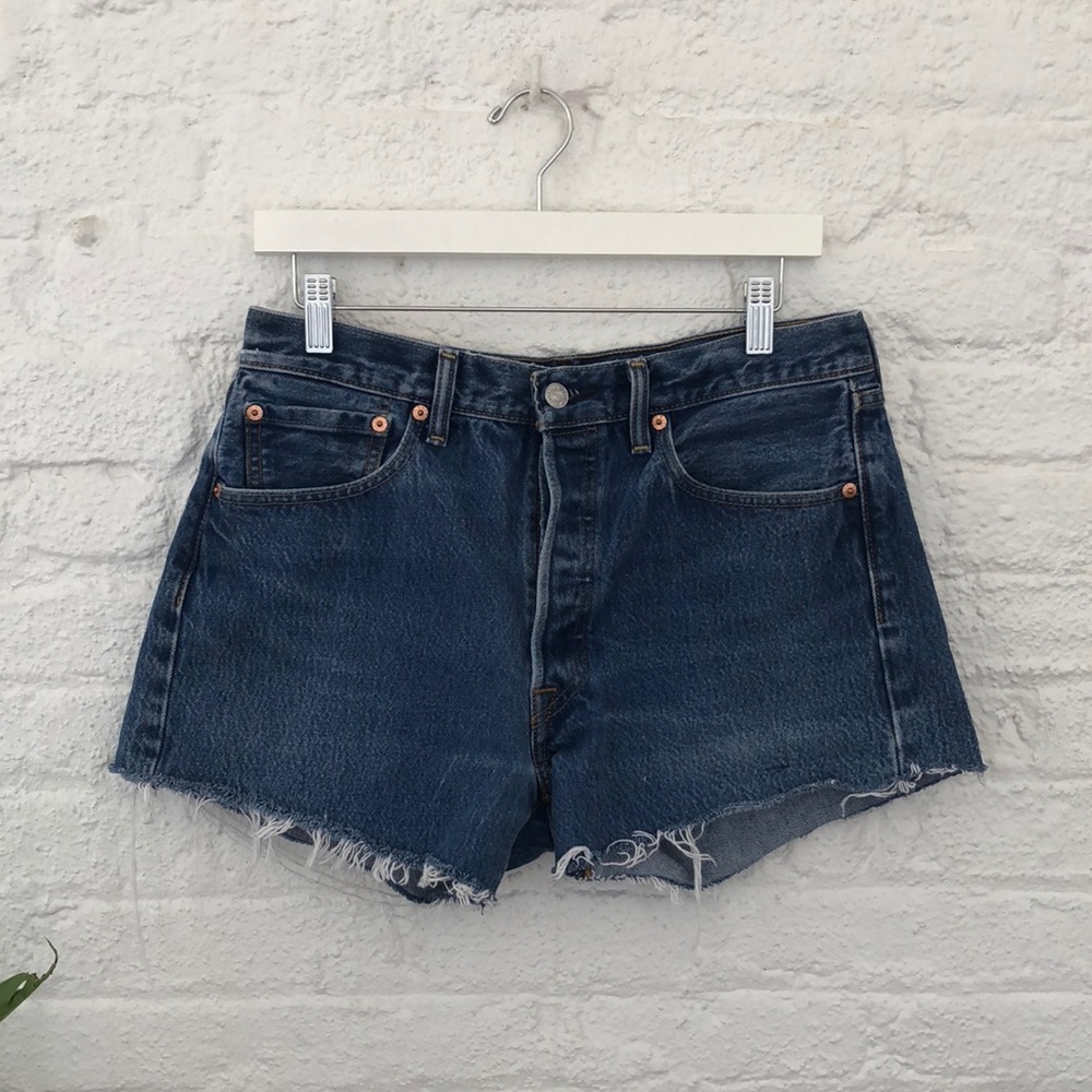 VINTAGE LEVI’S MID WASH CUT OFF SHORTS